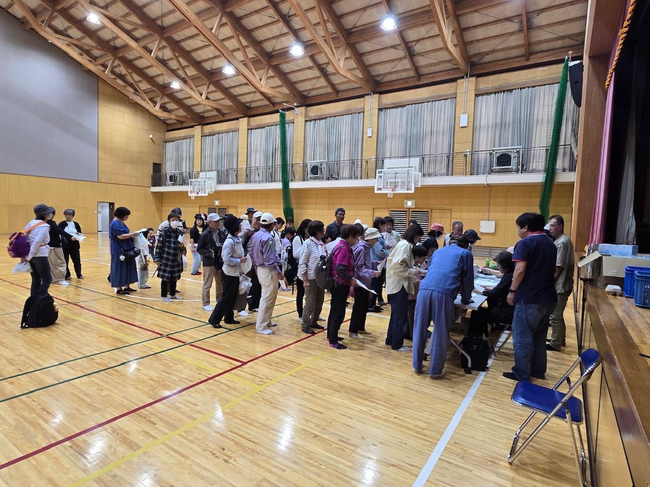 体育館で、くじ引きの順番を待つ参加者の皆さん